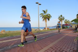 Parkurda terleyen sporcular denizde serinledi