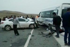 Otomobil ile minib&uuml;s &ccedil;arpıştı: &ccedil;ok sayıda yaralı var