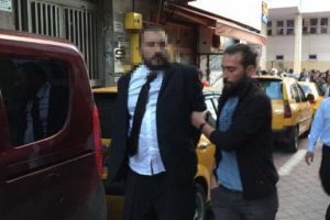 Polisten ka&ccedil;arken kaza yaptı, kelep&ccedil;enin &ccedil;ıkarılmasını istedi