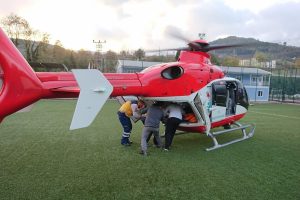Kazada yaralanan &ccedil;ocuk ambulans helikopterle hastaneye nakledildi