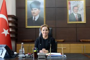 Uşak'ın ilk kadın valisi göreve başladı