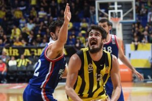 Fenerbah&ccedil;e, Efes'i devirip 5'te 5 yaptı!