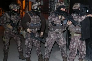 Adana'da uyuşturucu operasyonu: 25 g&ouml;zaltı