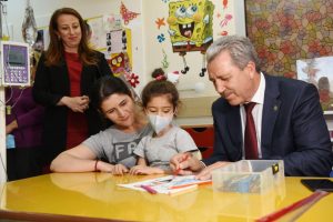 Tedavi g&ouml;ren &ccedil;ocuklara oyunlarla İngilizce &ouml;ğretecekler