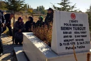Şehit polis, mezarı başında anıldı