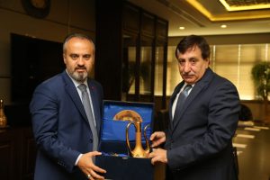 Vali K&uuml;&ccedil;&uuml;k'ten Bursa B&uuml;y&uuml;kşehir'e veda