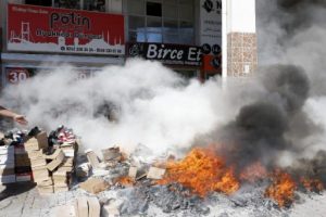 Onlarca ayakkabı k&uuml;le d&ouml;nd&uuml;!