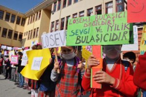 Bursa'da bin 500 &ouml;ğrenci farkındalık i&ccedil;in okula maskeyle geldi