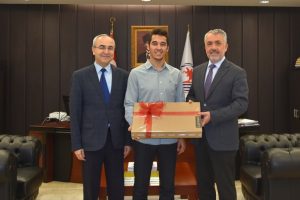 OM&Uuml; Rekt&ouml;r&uuml; Bilgi&ccedil; TUS ikincisini tebrik etti