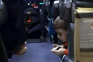 Çocukların tehlikeli otobüs yolculuğu