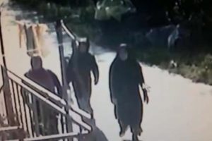 Bursa'da evlerin kapılarına gelip, paspas ve &ccedil;i&ccedil;eklik altında anahtar aradılar