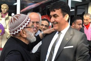 Bursa Osmangazi Belediye Başkanı Dündar, tarih&icirc; çarşıda demir dövdü