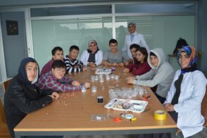 &Ccedil;ocuklar eğitim g&ouml;r&uuml;yor anneleri meslek &ouml;ğreniyor