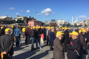 Taksiciler 'Uber' davası &ouml;ncesi adliye &ouml;n&uuml;nde toplandı