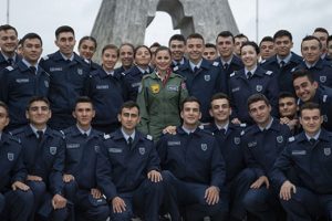 &Uuml;nl&uuml; şarkıcı, Hava Harp Okulu'nda