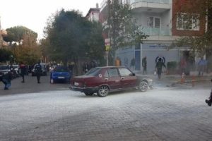 Otomobiliyle ter&ouml;r estiren s&uuml;r&uuml;c&uuml; tutuklandı