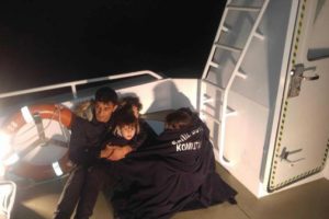 Sahil Güvenlik, yarı batık bottaki baba ve 4 çocuğunu kurtardı