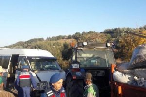 &Ouml;ğrenci servisi ile trakt&ouml;r &ccedil;arpıştı: 8 yaralı