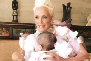 55'lik anne Brigitte Nielsen 4 aylık bebeğiyle