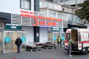 Hastane önünde dehşet! Sağlık çalışanı bıçaklandı
