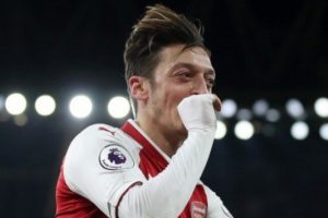 Mesut Özil: "Kariyerimi Arsenal'de bitirmek güzel olur"