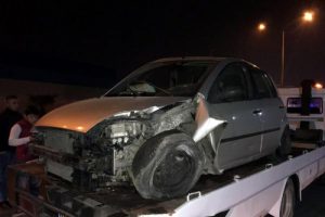Otomobil, aydınlatma direğine çarptı: Yaralılar var
