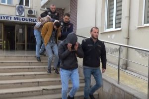 Bursa'da köşe başlarını mesken tutan zehir tacirlerine operasyon: 7 gözaltı