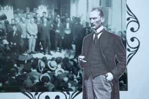 Bursa'da "Atatürk Şıklığı" sergisi izlenime açıldı