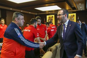 Bakan Kasapoğlu, Ampute Futbol Milli Takımı ile bir araya geldi