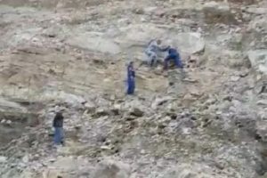 Bursa'da baraj inşaatının yamacına çıktı, mahsur kaldı