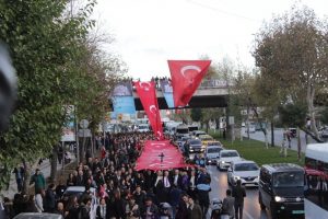 300 metrelik dev Türk Bayrağıyla binler Dolmabahçe'ye yürüdü