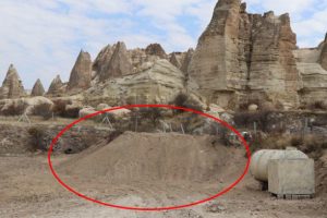 Kapadokya'da kaçak binanın üzeri toprakla örtüldü