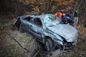 Bursa plakalı otomobil şarampole devrildi: 4 yaralı