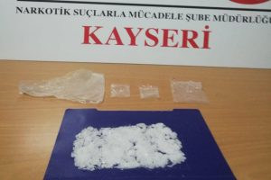 Zehir taciri 3 kişi yakalandı