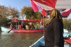Bursa G&ouml;lyazılı kadınlar ekmek tekneleriyle turistleri gezdiriyor