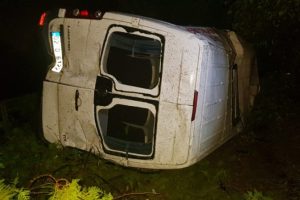 Minib&uuml;s takla atıp şarampole u&ccedil;tu: 16 yaralı