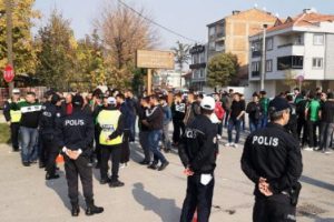 Bursa İneg&ouml;l'de ma&ccedil; &ouml;ncesi ortalık karıştı