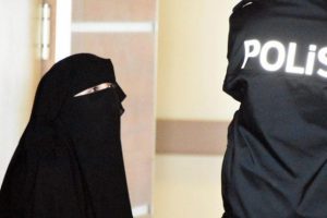 Atat&uuml;rk'e hakaret eden Emine Şahin tutuklandı