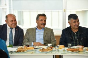 Vali Kaymak g&ouml;&ccedil;men &ccedil;ocuklarla bir araya geldi