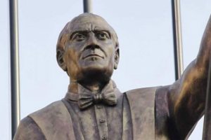 İzmir Buca'daki heykelin Atat&uuml;rk'e benzemediği iddiası