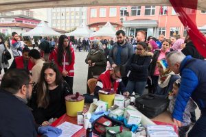 Ortaokul &ouml;ğrencileri, T&uuml;rkiye'de kan bağışı rekoru kırdılar