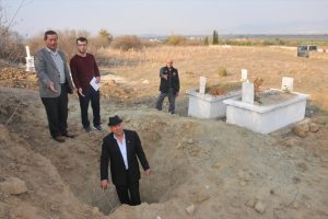 Antik kent yakınındaki mezarlığın definecilerce kazıldığı iddiası
