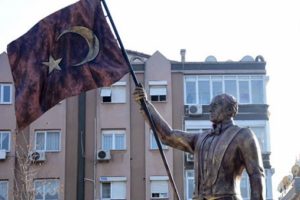 İzmir'de heykelin Atat&uuml;rk'e benzemediği iddiası