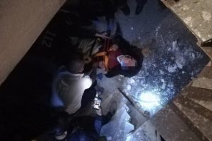 Asans&ouml;r boşluğuna d&uuml;şen vatandaş itfaiye tarafından kurtarıldı