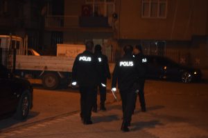Akraba kavgasında kan d&ouml;k&uuml;ld&uuml;