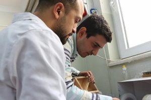 'Gen&ccedil; usta' kendinden b&uuml;y&uuml;klere sedef işlemeciliği &ouml;ğretiyor