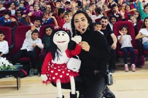 &Ccedil;iğdem &ouml;ğretmen 'Kuklamanya' ailesiyle g&ouml;n&uuml;llere dokunuyor