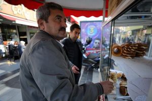 Depremin ardından hayata tek koluyla tutundu