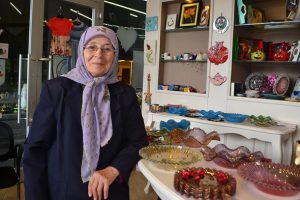 Cam 82 yaşındaki ellerde hayat buluyor