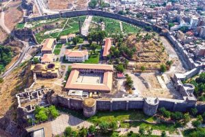 Diyarbakır'ın 'kalbi'nde su kanalı ve t&uuml;nel bulundu
